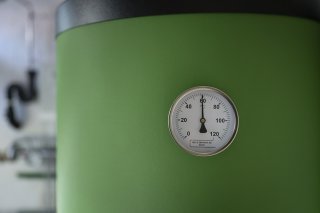 Une plus grande efficacité énergétique des bâtiments explique en partie cette baisse, selon l'OFEV (image prétexte). KEYSTONE/GAETAN BALLY